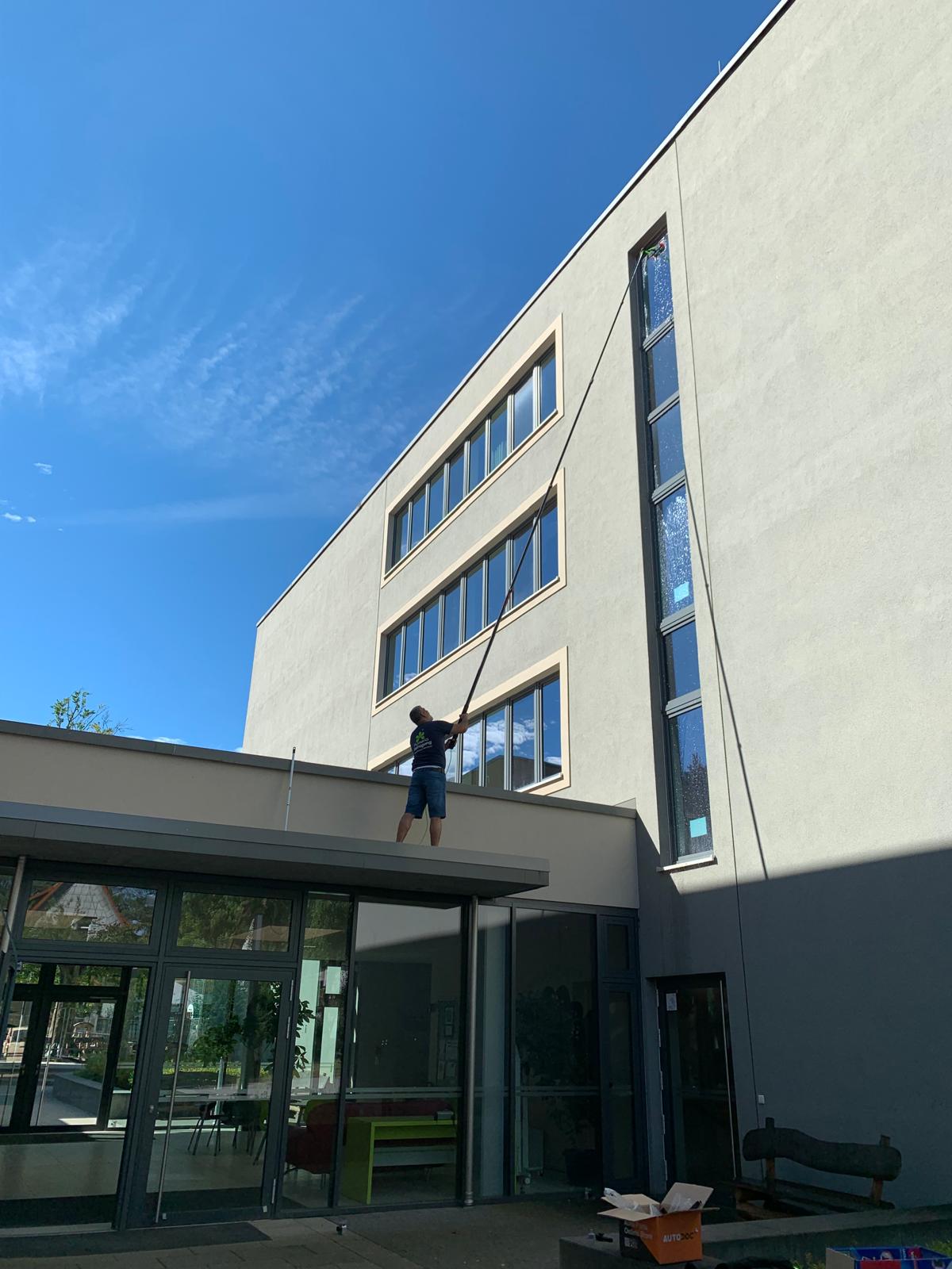 Glänzende Fenster nach der Reinigung